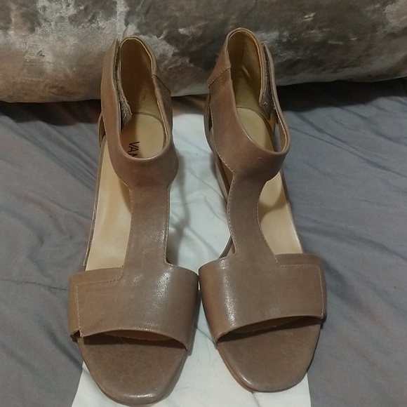 Vaneli Wedge - Picture 3 of 4